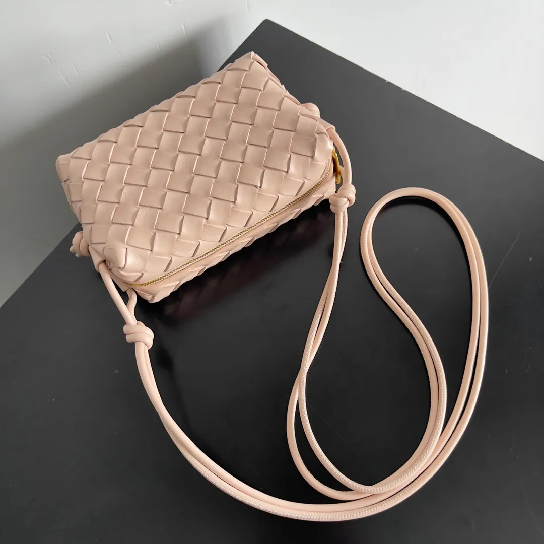 Batch 1560 New version and new color (third generation) 𝗕𝗼𝘁𝘁𝗲𝗴𝗮 𝗩𝗲𝗻𝗲𝘁𝗮———— The latest version of the loop camera bag💥 at the BV King of Cost-Effectiveness counter, large woven texture➕As always, ultra-high-quality lambskin, with zippers and adjustable drawstrings, it is especially suitable for the belly💫It can fit anything, and it is very light in weight. It is suitable for girls of all ages. Size: 17*10*6cm Style number: 723547
